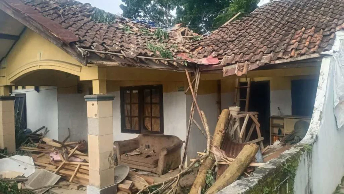 Satu unit rumah warga di RT01 RW11 Kampung Kabandungan Binong, Desa Parungseah, Kecamatan Sukabumi, Kabupaten