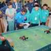 Siswa sedang mencoba teknologi robotik