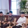 Presiden Joko Widodo (kedua kiri) berbincang bersama Wakil Presiden Ma\'ruf Amin (kedua kanan), Menko PMK