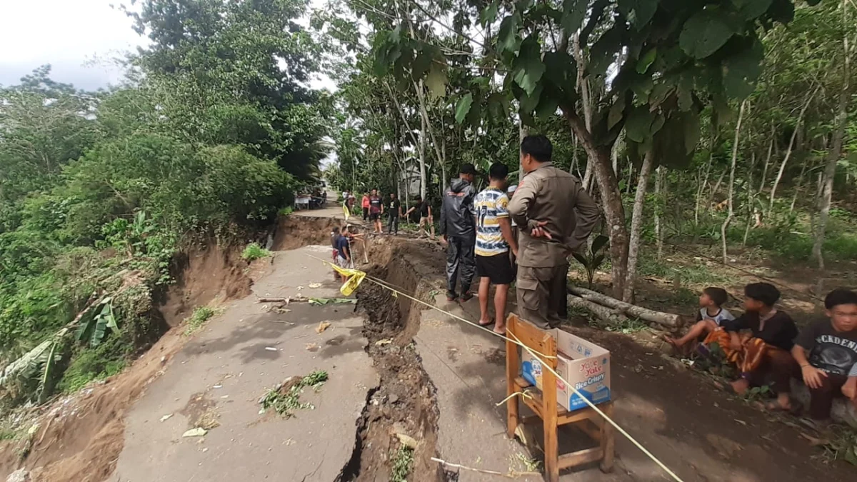 Jalan penghubung Tiga desa, di Kampung Ciseupan, Desa Cibuntu, Kecamatan Simpenan