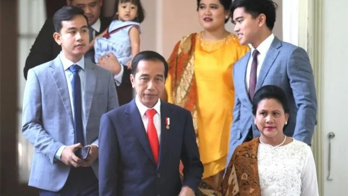 Presiden Jokowi bersama keluarganya. (Dok Jawapos)