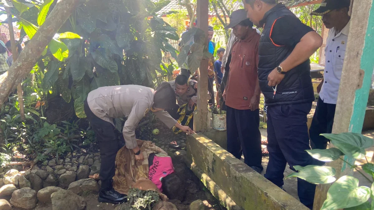 Aparat Kepolisian Polsek Gegerbitung saat melalukan evakuasi jasad korban