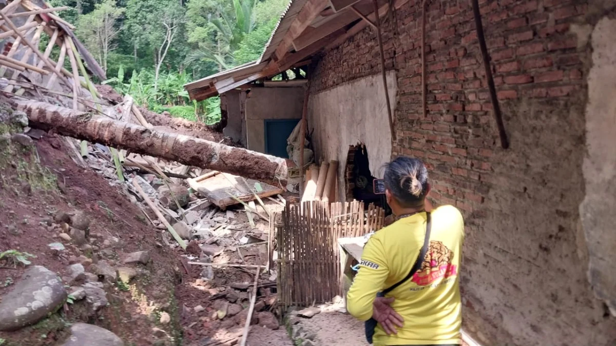 Longsor yang terjadi di Kampung Salak Datar RT01 RW08,