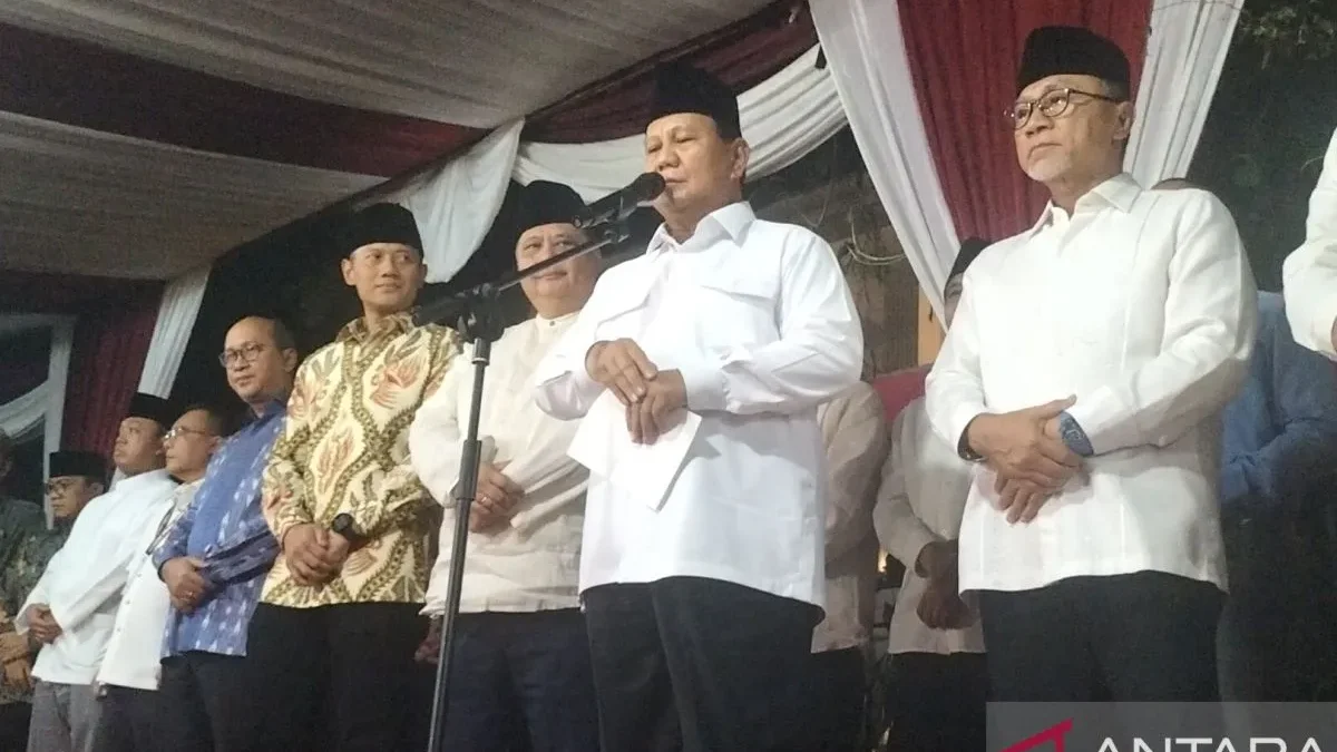 Calon Presiden RI Prabowo Subianto saat memberikan pidato kemenangan di depan rumahnya