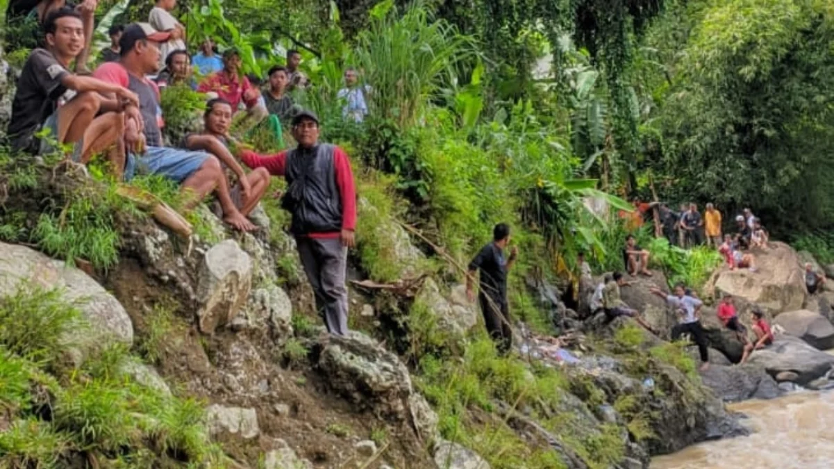 Tm SAR dibantu warga saat melakukan pencaharian korban