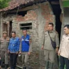 Tim Gabungan saat melakukan kunjungan kepada korban pergerakan tanah di Desa Bantargadung, Senin (18/3)