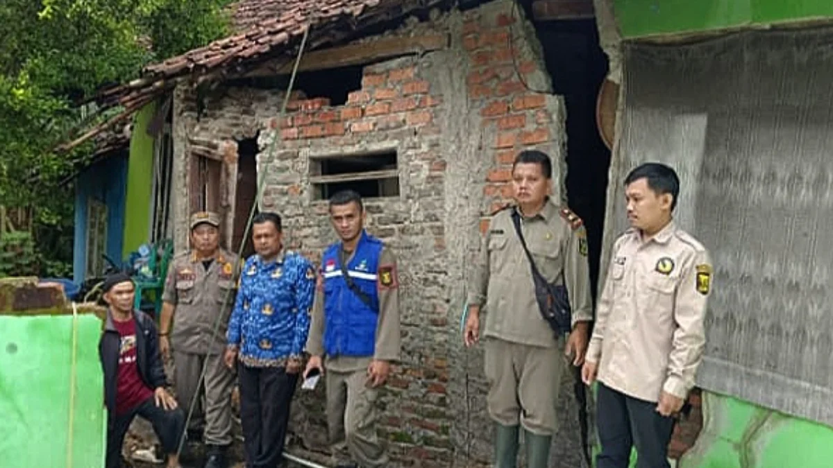 Tim Gabungan saat melakukan kunjungan kepada korban pergerakan tanah di Desa Bantargadung, Senin (18/3)