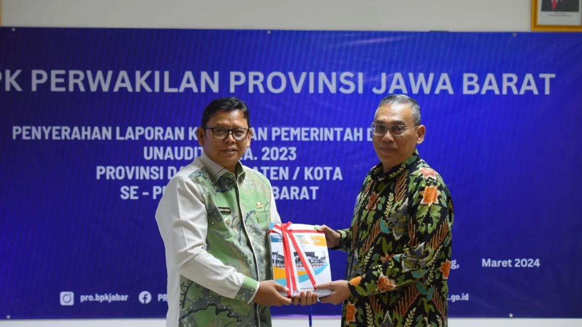 Pj Wali Kota Sukabumi Kusmana Hartadji (kiri) menyerahkan LKPD Unaudited 2023