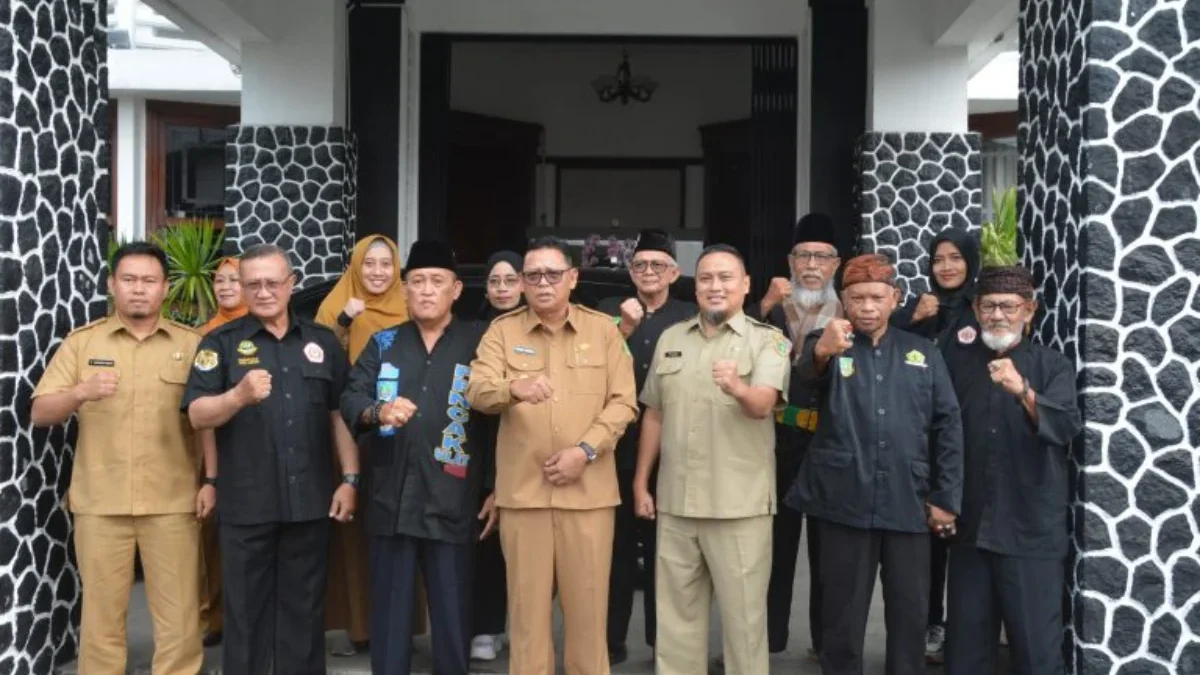 Pj Wali Kota Sukabumi Kusmana Hartadji berfoto bersama jajaran Disporapar