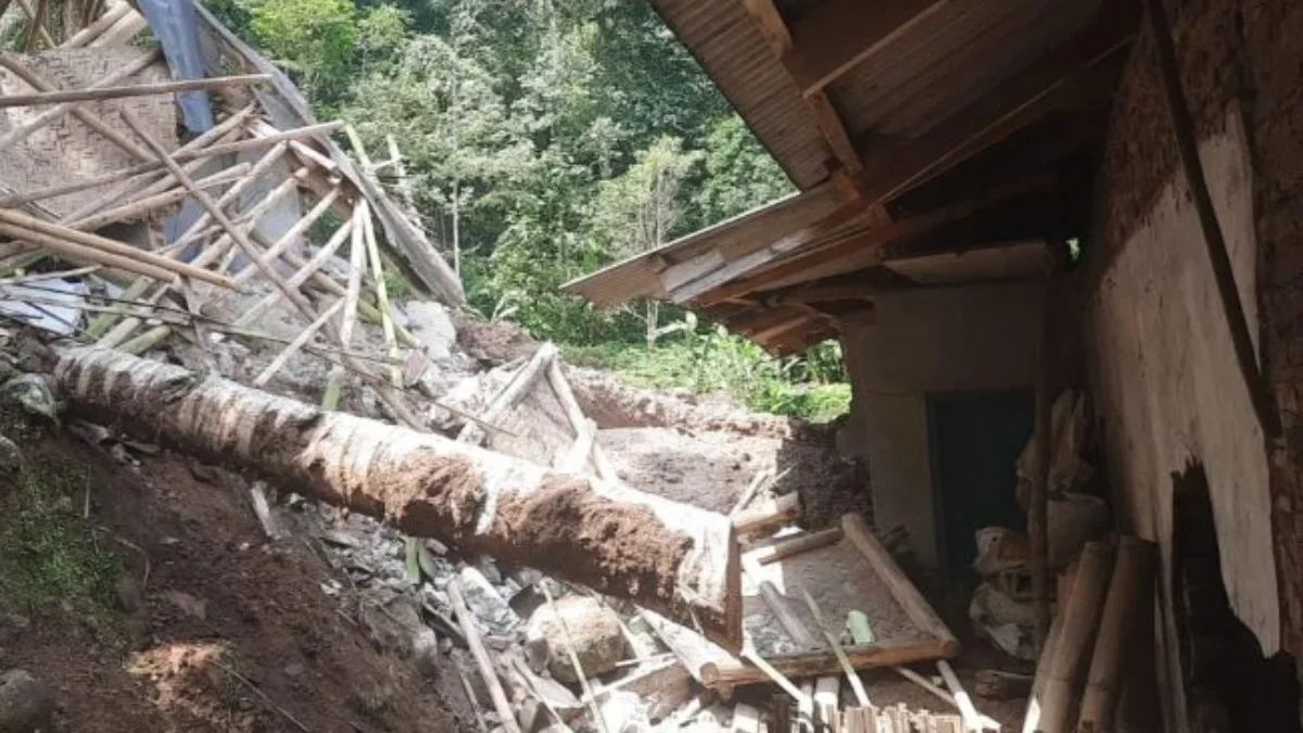 Sebanyak lima rumah berikut kandang kambing dan isinya di Kampung Salak