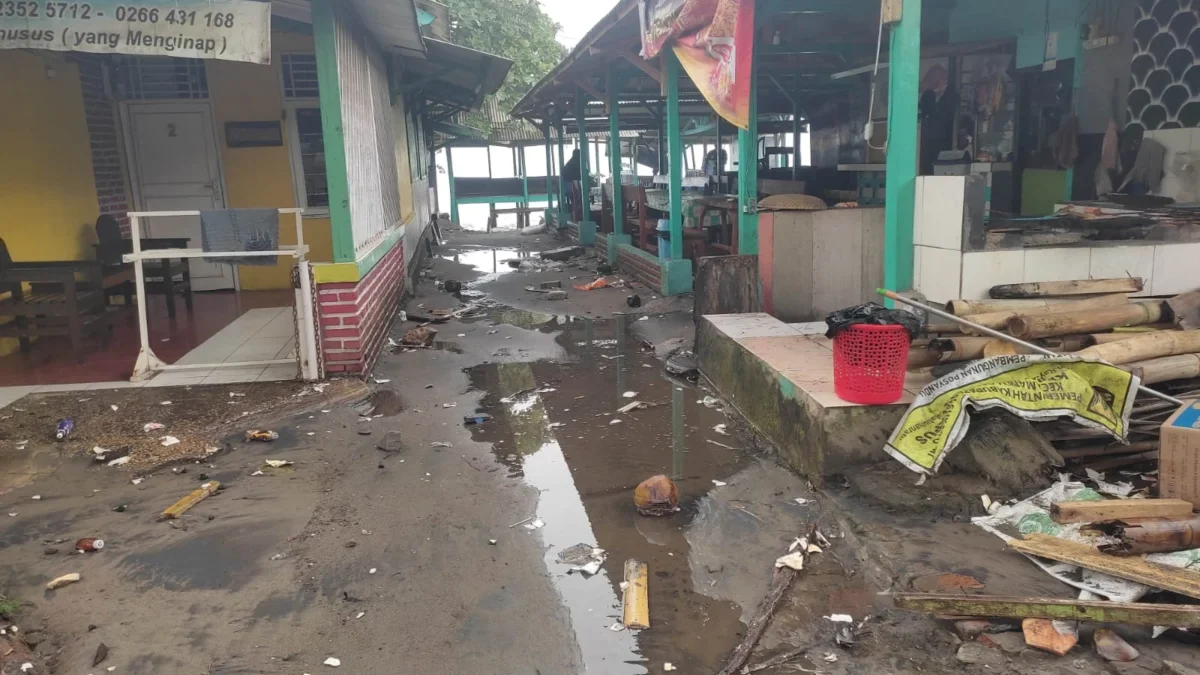 Berbagai bangunan yang ada di kawasan pesisir pantai Palabuhanratu di Kabupaten Sukabumi rusak