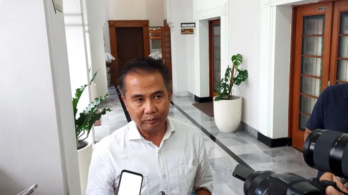 PRAYOGA KETERANGAN: Penjabat Gubernur Jawa Barat Bey Triadi Machmudin saat memberikan keterangan