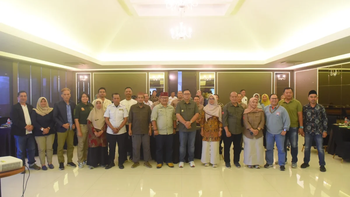 Harus Fokus Kembangkan UMKM, Ekraf, dan Perdagangan Pj Wali Kota Sukabumi Kusmana Hartadji berfoto bersama para peserta FPD