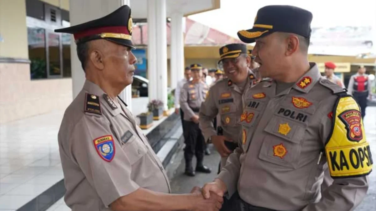 Kapolres Sukabumi Kota AKBP Ary Setyawan Wibowo berdialog dengan Kanit Binmas Polsek Lembursitu Ipda Muhamad B