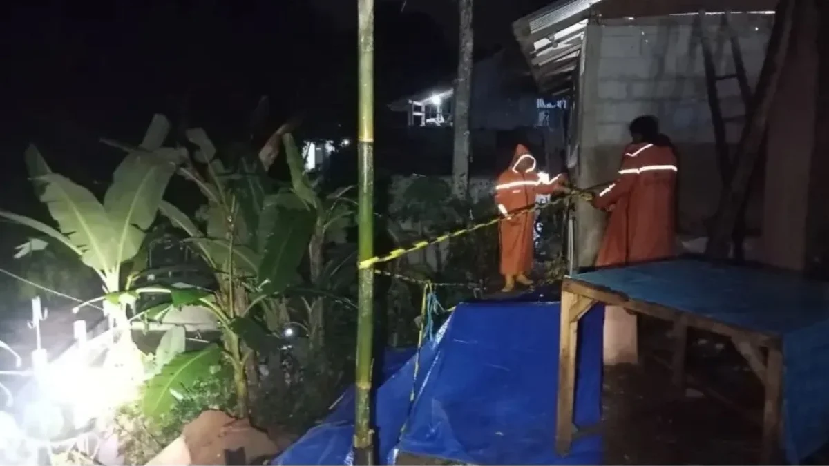 Petugas BPBD Kota Sukabumi memasang tali di lokasi rumah terdampak tanah longsor