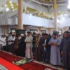 Masyarakat Kota Sukabumi antusias mengikuti salat tarawih di Masjid Agung Kota Sukabumi.