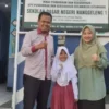 Rinjani Humaira Putri (tengah) menjadi juara favorit pengulas buku