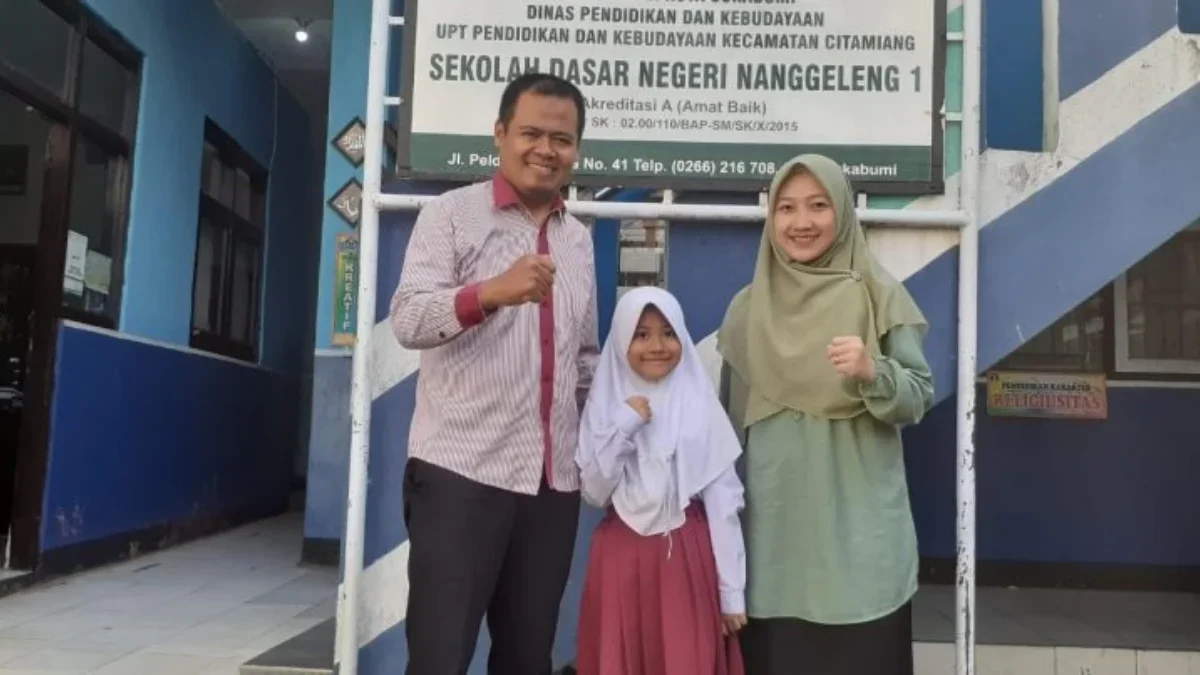 Rinjani Humaira Putri (tengah) menjadi juara favorit pengulas buku