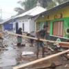 Warga di pesisir pantai Palabuhanratu Kabupaten Sukabumi berupaya membereskan puing-puing