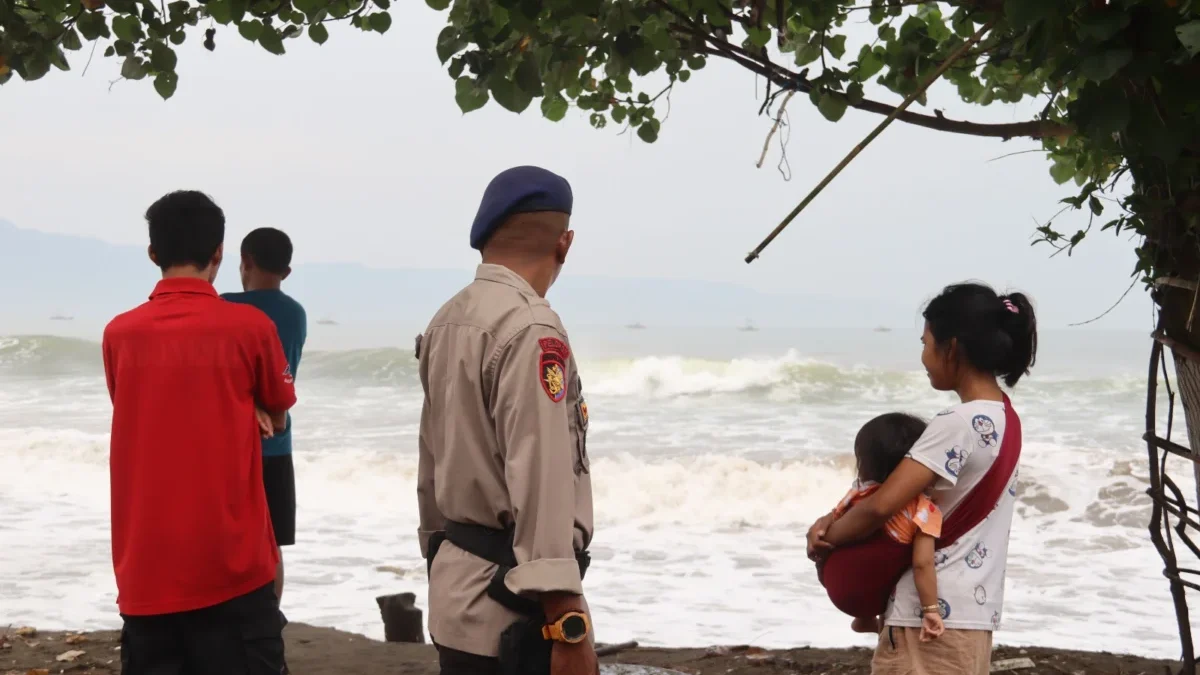 Anggota Satpolairud Polres Sukabumi terus mengimbau masyarakat berhati-hati