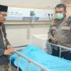 Keluarga korban dan kepolisian saat mengevakuasi korban ke Rumah Sakit Hermina Sukabumi