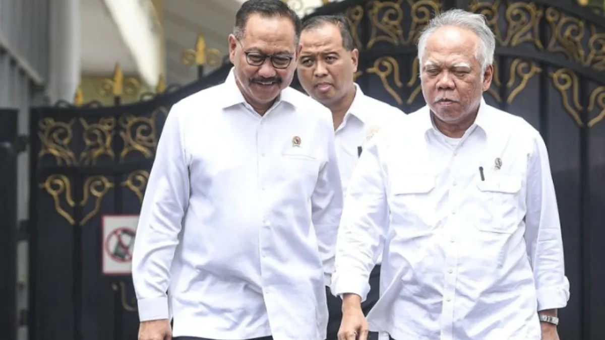 Menteri PUPR Basuki Hadimuljono (kanan) berjalan bersama Kepala Otorita IKN Bambang Susantono (kiri)