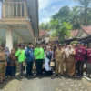 Berbagai kalangan berfoto bersama seusai peresmian Pojok Ekonomi Kreatif