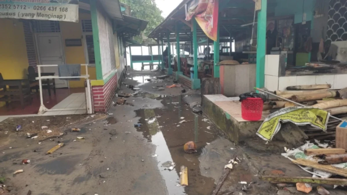 Berbagai bangunan yang ada di kawasan pesisir pantai Palabuhanratu di Kabupaten Sukabumi rusak