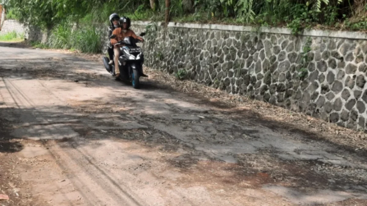 Seorang pengendara sepeda motor melintas di ruas Jalan Merbabu