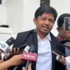 Anggota Komisi Pemilihan Umum (KPU) RI Idham Holik saat diwawancarai sejumlah media