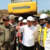 Menko PMK Muhadjir Effendy saat meninjau penanganan longsor di Tol Bocimi, Rabu (17/4/2024).