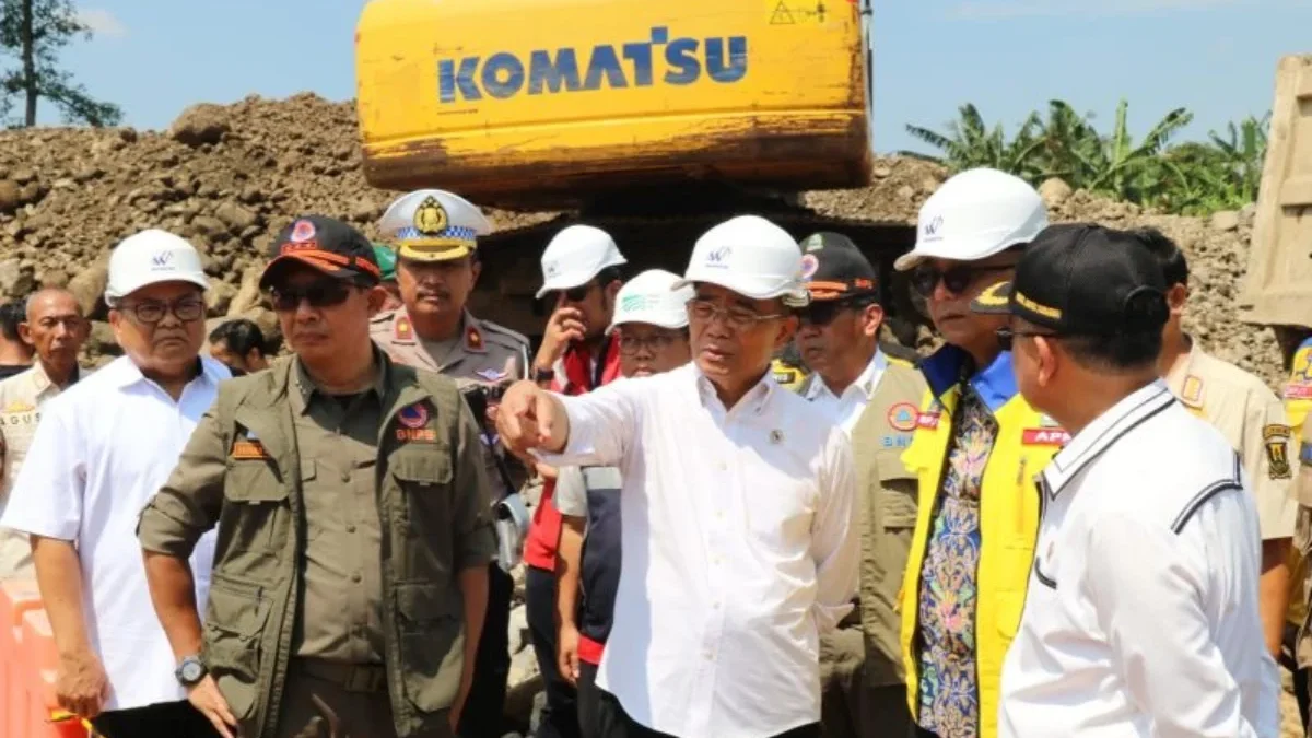 Menko PMK Muhadjir Effendy saat meninjau penanganan longsor di Tol Bocimi, Rabu (17/4/2024).