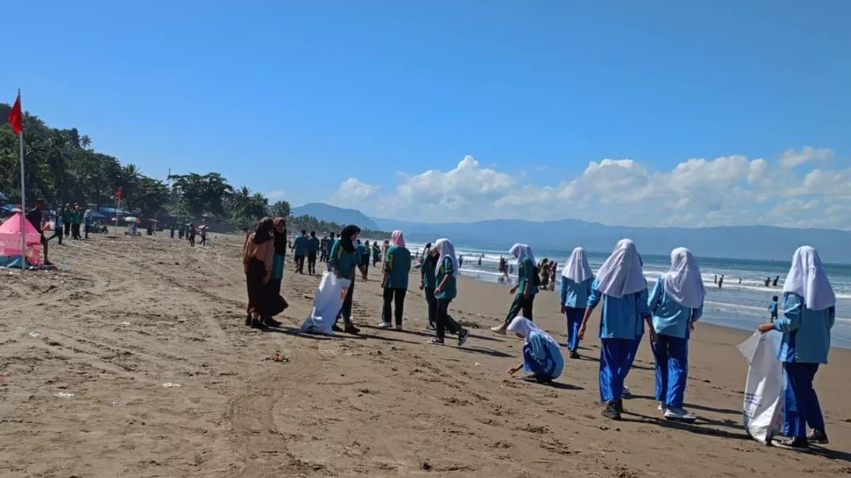 bersih-bersih sampah pasca libur lebaran