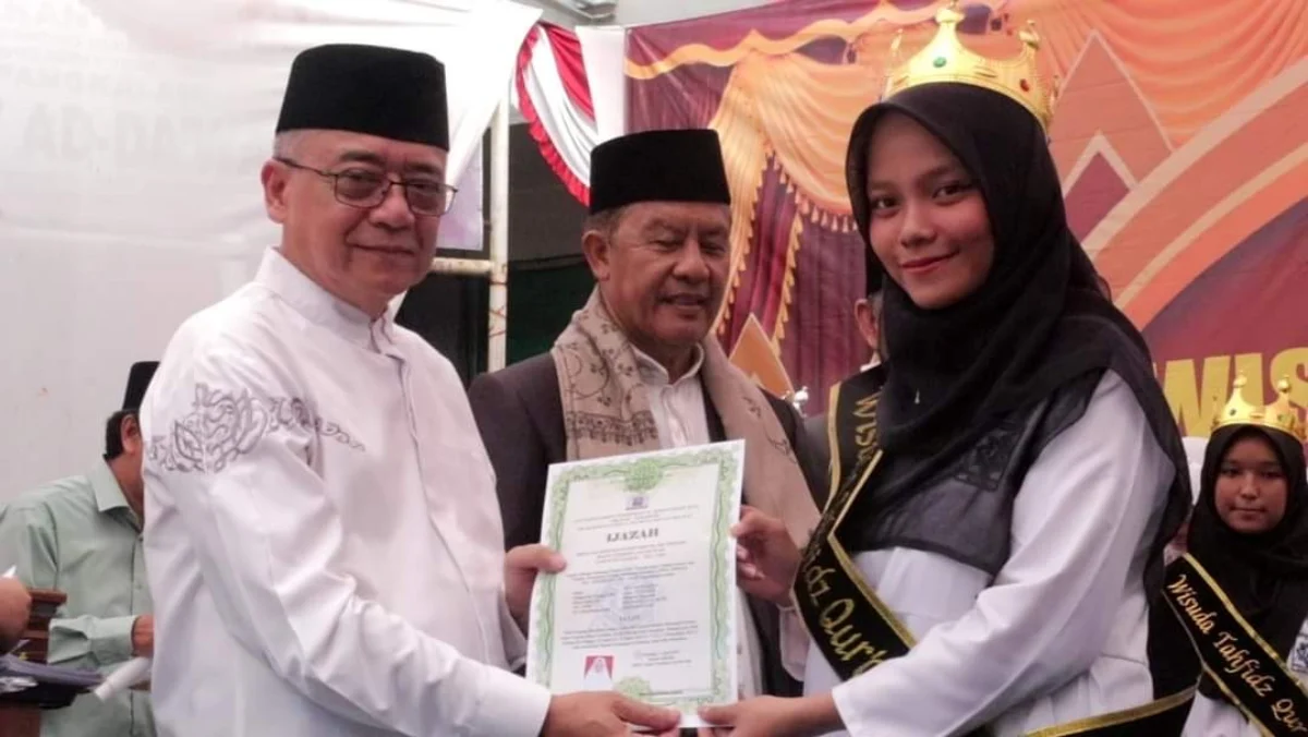 Wakil Bupati Sukabumi, Iyos Somantri saat menyerahan ijazah kepara salah satu peserta wisuda