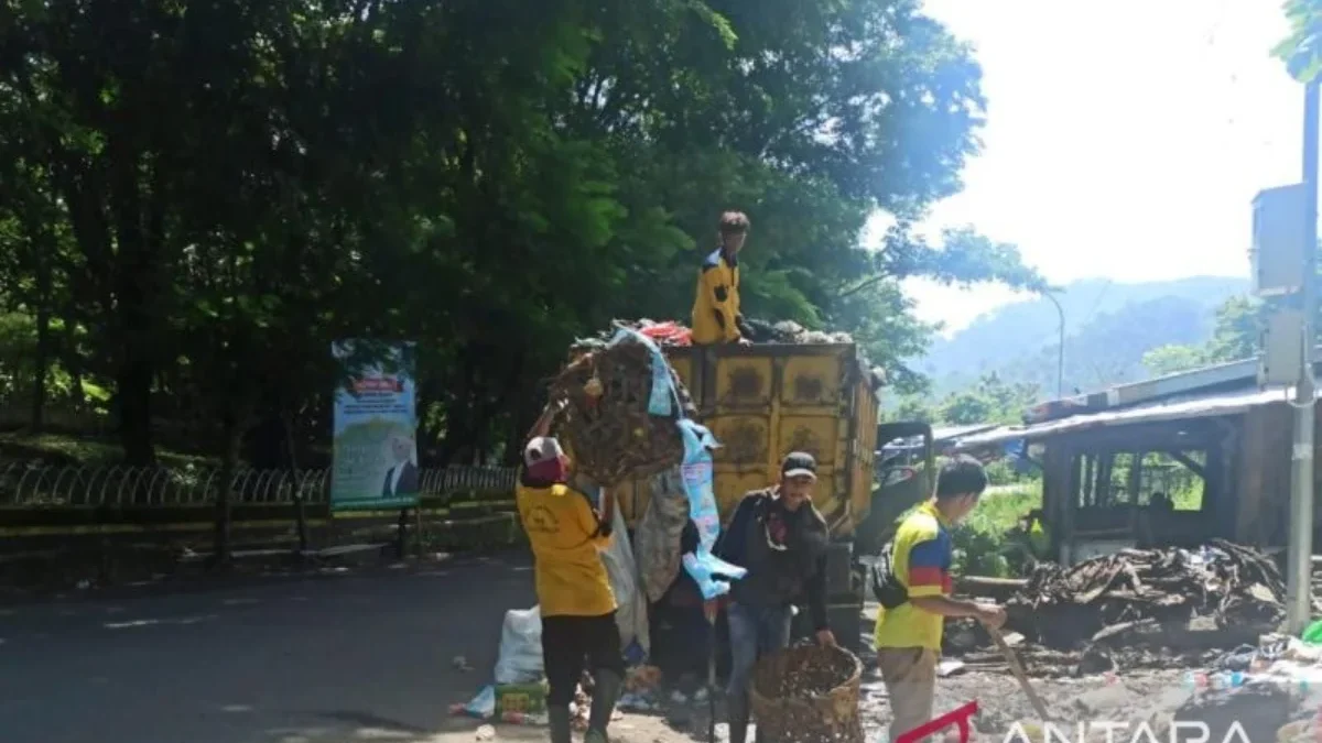 Petugas kebersihan DLH Kabupaten Sukabumi membersihkan sampah