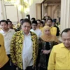 Ketua Umum Partai Golkar Airlangga Hartarto (tiga kiri) bersama dengan Khofifah Indar Parawansa (dua kanan)