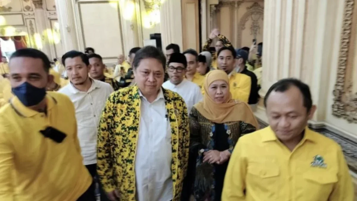 Ketua Umum Partai Golkar Airlangga Hartarto (tiga kiri) bersama dengan Khofifah Indar Parawansa (dua kanan)