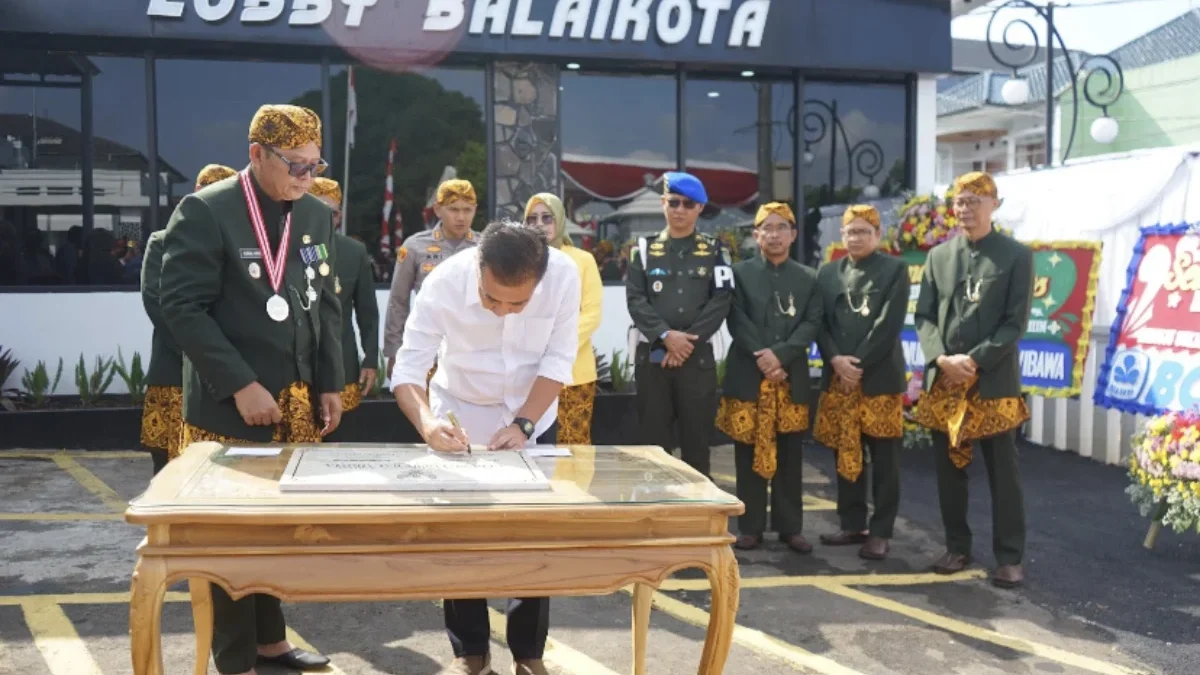 menandatangani prasasti tanda diresmikannya Lobby Balai Kota Sukabumi.