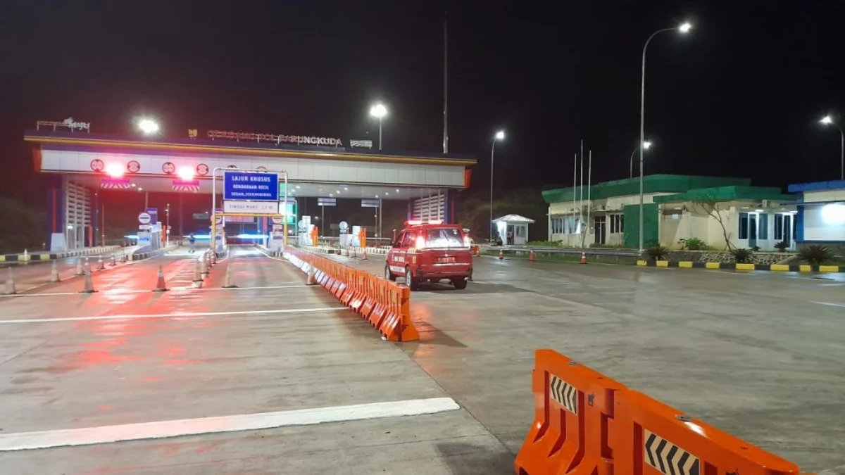 TOL : Situasi Pintu Gerbang Tol Bocimi pada malam hari