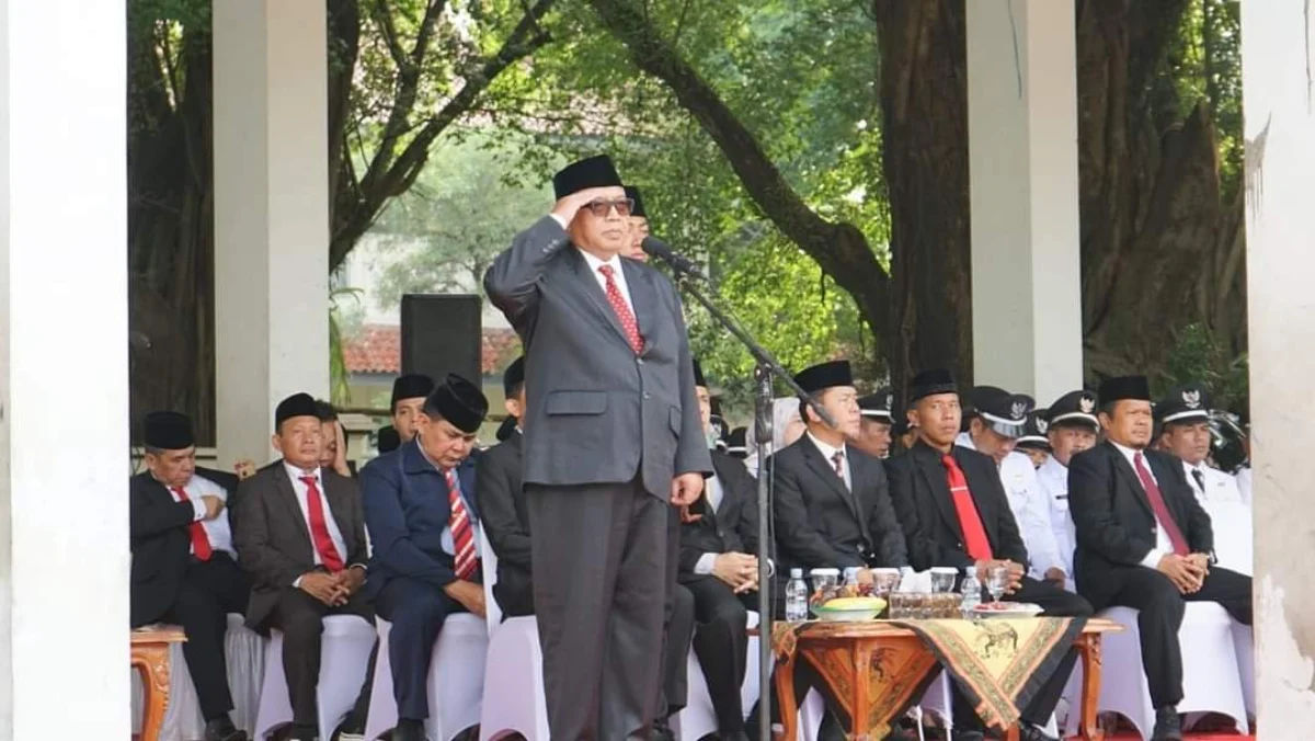 Bupati Sukabumi, Marwan Hamami saat Bertindak sebagai Pembina Upacara