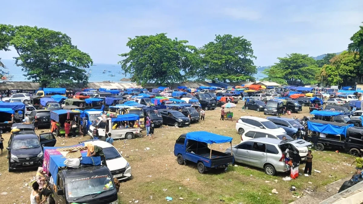 Puluhan Kendaraan Roda Empat dan dua terlihat memadati lokasi objek Wisata Pantai di Kecamatan Cisolok