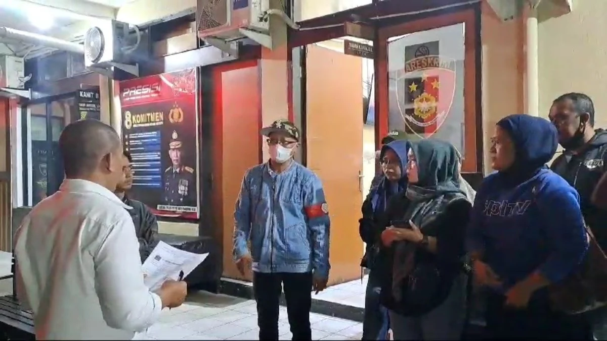 Sejumlah korban dugaan investasi bodong bermodus rumah gadai mendatangi Mapolres Sukabumi Kota