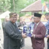 Bupati Sukabumi saat memberikan penghargaan