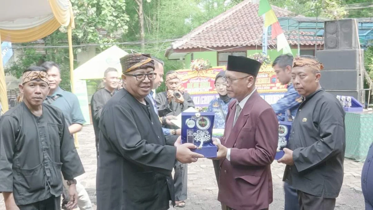 Bupati Sukabumi saat memberikan penghargaan