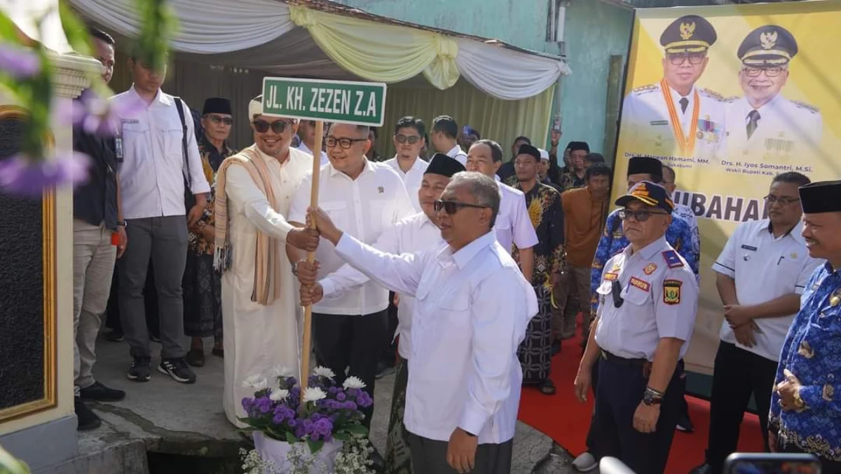 Bupati Sukabumi, Marwan Hamami saat meresmikan Peresmian nama Jalan KH. Zezen Z.A, Rabu (17/04).