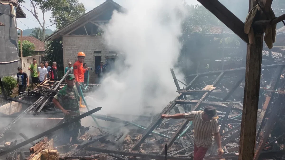 Rumah semi pernanen ukuran 5x5 Meter milik Nanang Sutisna (55 tahun)