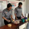 Petugas Lapas Kelas II B Sukabumi memeriksa makanan yang dibawa pengunjung untuk diberikan kepada warga binaan