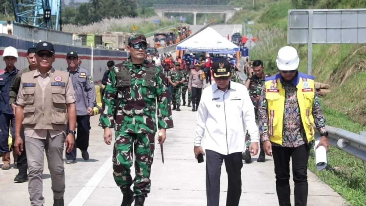 Menteri Koordinator Bidang PMK RI Muhadjir Effendy meninjau lokasi longsor Tol Trans Jabar