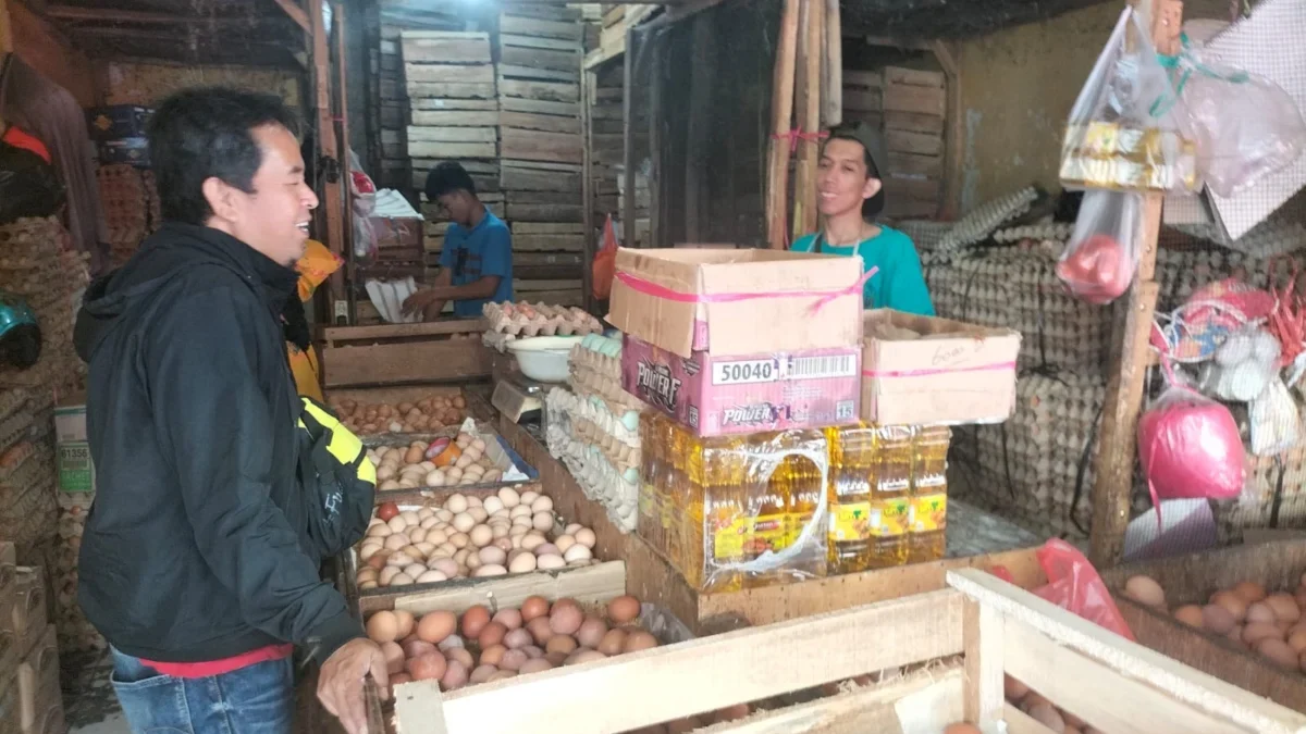 Pedagang di Pasar Pelita melayani pembeli yang sedang membeli telur ayam