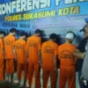 Polres Sukabumi menggelar konferensi pers pengungkapan kasus dugaan penganiayaan.